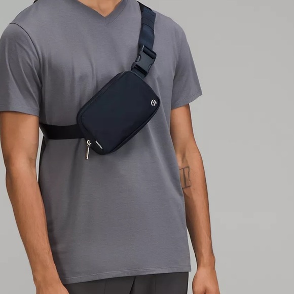 Everywhere lululemon belt bag 1L. NWT black. - Picture 3 of 8